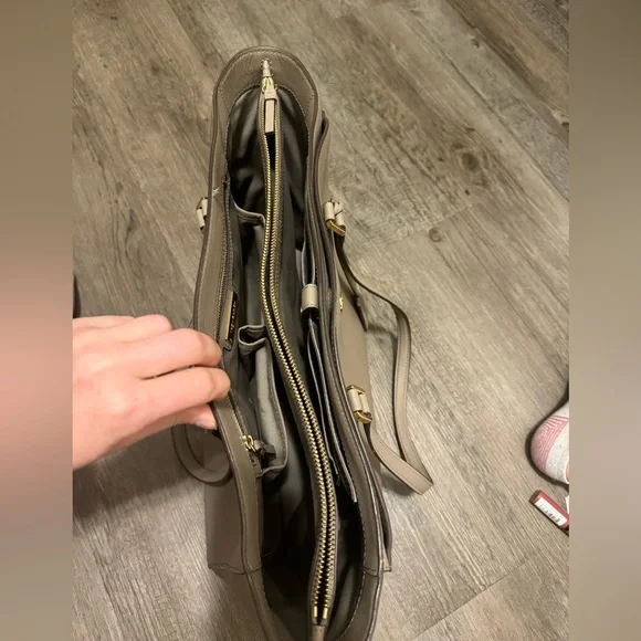 Tory Burch Beige Shoulder Bag - Picture 5 of 9